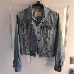 Women’s Levi’s cropped jean jacket